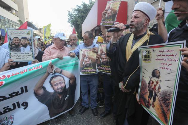 August 20, 2025, Nablus, West Bank, Palestine: Protesters hold a huge banner with a picture of Palestinian prisoner Marwan Barghouti, who is serving a five life sentences and 40 years in Israeli prisons, during a protest demanding his release and the release of all prisoners in the city of Nablus. Nablus Palestine - ZUMAs197 20250820_aaa_s197_052 Copyright: xNasserxIshtayehx