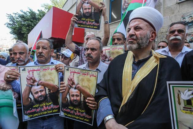 August 20, 2025, Nablus, West Bank, Palestine: Protesters hold pictures of Palestinian prisoner Marwan Barghouti, who is serving a five life sentences and 40 years in Israeli prisons, during a protest demanding his release and the release of all prisoners in the city of Nablus. Nablus Palestine - ZUMAs197 20250820_aaa_s197_053 Copyright: xNasserxIshtayehx
