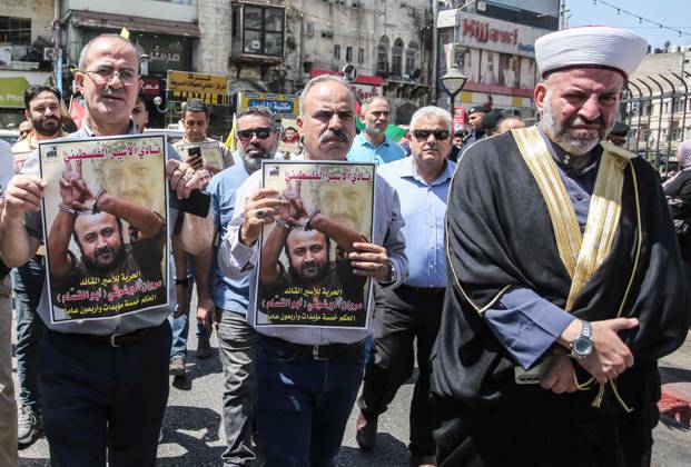 August 20, 2025, Nablus, West Bank, Palestine: Protesters hold pictures of Palestinian prisoner Marwan Barghouti, who is serving a five life sentences and 40 years in Israeli prisons, during a protest demanding his release and the release of all prisoners in the city of Nablus. Nablus Palestine - ZUMAs197 20250820_aaa_s197_054 Copyright: xNasserxIshtayehx