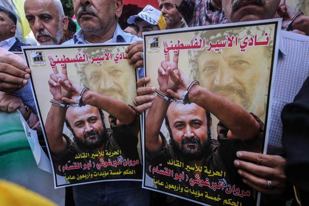 August 20, 2025, Nablus, West Bank, Palestine: Protesters hold pictures of Palestinian prisoner Marwan Barghouti, who is serving a five life sentences and 40 years in Israeli prisons, during a protest demanding his release and the release of all prisoners in the city of Nablus. Nablus Palestine - ZUMAs197 20250820_aaa_s197_055 Copyright: xNasserxIshtayehx