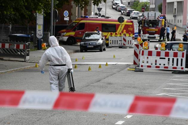 Nach dem Polizistenmord am Donnerstag in Völklingen, wo ein 18jähriger nach einem Handgemenge einen Polizisten der Polizeiinspektion Völklingen mit dessen Dienstwaffe erschossen hat, laufen am Freitag (22.8.2025) die Arbeiten der Spurensicherung. Der 18jährige hatte zuvor eine Tankstelle überfallen, an der Polizeidienststelle wurden erste Blumen niedergelegt. Die Polizei arbeitet in der Innenstadt, die noch teilweise abgesperrt ist.