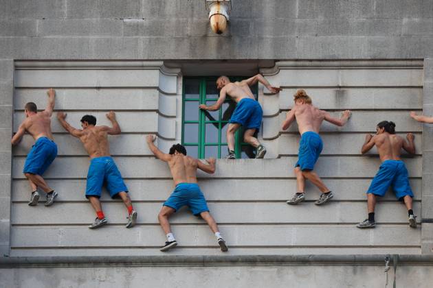 Above and Beyond Show at International Greenwich Festival LONDON, UNITED KINGDOM - AUGUST 23: A parkour artist from the French performance group Lézards Bleus jumps between historic buildings during the open-air show Above and Beyond, held in Woolwich as part of the 30th International Greenwich Festival in London, United Kingdom, on August 23, 2025. Zeynep Demir Aslim Anadolu London United Kingdom. Editorial use only. Please get in touch for any other usage.  Copyright: x2025xAnadoluxZeynepxDemirxAslimx