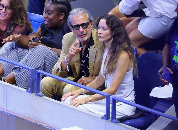 US Open - Celebs In The Stands Jeff Goldblum and Emilie Livingston attend the US Open and the Venus Williams game at the USTA Billie Jean King National Tennis Center in New York on August 25, 2025. Photo by Dylan Travis ABACAPRESS.COM New York City NY United States  Copyright: xDylanxTravis ABACAx