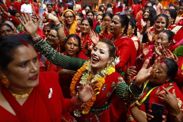 August 26, 2025, Kathmandu, Nepal: Nepalese Hindu women sing and dance during the Teej festival at Pashupatinath Temple in Kathmandu, Nepal, on Tuesday, August 26, 2025. Married and unmarried women observe fasting during the festival. Married women abstain from food and water, praying for the longevity, peace, and prosperity of their husbands and families, while unmarried women fast in the hope of being blessed with a good husband. Kathmandu Nepal - ZUMAg200 20250826_zap_g200_012 Copyright: xSkandaxGautamx