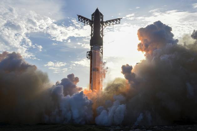 News Bilder des Tages A SpaceX Starship rocket launches at 6:30 PM CDT on its tenth flight test from Launch Complex 1 at Starbase, Texas on Tuesday August 26, 2025. SpaceX plans to conduct a series of tests during the mission which it has yet to perform during earlier flights.  SBP20250826027 JOExMARINO