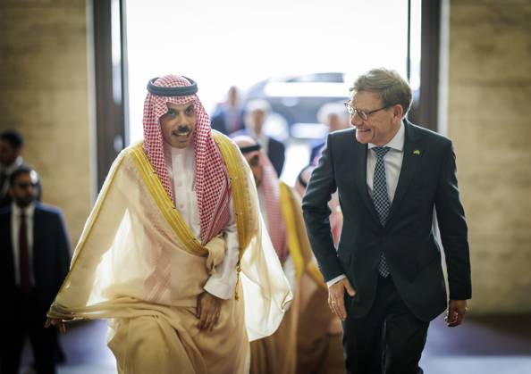 Johann Wadephul (CDU), Bundesaussenminister, trifft den Aussenminister von Saudi-Arabien, Prinz Faisal bin Farhan bin Abdullah bin Faisal bin Farhan Al Saud, im Auswaertigen Amt. Fotografiert im Auftrag des Auswaertigen Amtes Berlin Deutschland Copyright: xThomasxKoehler AAx