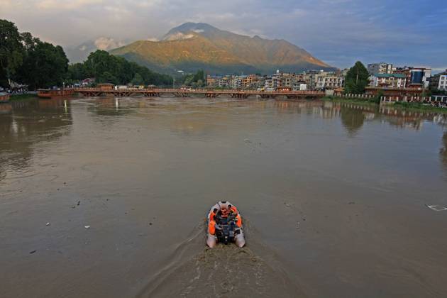 32 killed due to landslides in Jammu and Kashmir SRINAGAR, JAMMU AND KASHMIR, INDIA-AUGUST 27: State Disaster Response Force (SDRF) keeping vigil in Jhelum river as water level rises in Srinagar, Kashmir on August 27, 2025. At least 32 people lost their lives after a landslide struck the route on the hilltop of Vaishno Devi shrine in Jammu and Kashmir s Reasi district. The continuous rainfall shooting stones and landslides have forced the suspension of traffic on Srinagar-Jammu National Highway. Mobile internet, broadband network and calling services remained suspended in Jammu and Kashmir due to damage to optical fibers. Faisal Khan Anadolu Srinagar India. Editorial use only. Please get in touch for any other usage.  Copyright: x2025xAnadoluxFaisalxKhanx