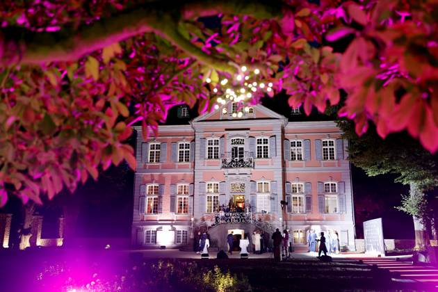 Die Beleuchtung von Schloss Arff während der Abendveranstaltung anlässlich der Kölner Jurysitzung zum international Emmy Award 2025 - Semi Final round of Judging der international Emmy Awards auf Schloss Arff. Köln, 28.08.2025 NRW Deutschland Copyright: xChristophxHardtx