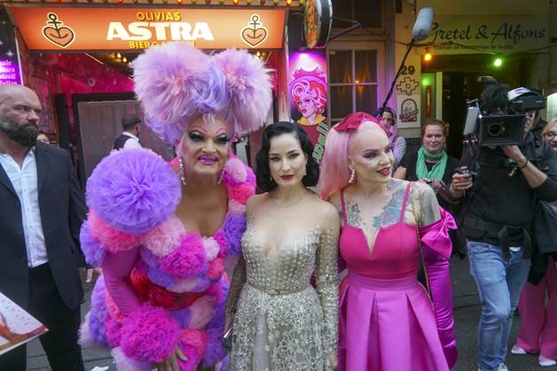 cntv Olivia Jones Belle la Donna Dita Von Teese US-amerikanische Tänzerin und Unternehmerin New Burlesque und Model zu Gast beim 1.German Burlesque Festival in Olivias The BUNNY BURLESQUE auf St. Pauli am 28.08.2025 in Hamburg Hamburg Deutschland