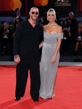 Venice, 82nd Venice International Film Festival 2025 - Evening 5 - Red Carpet Filming Italy Venice Award Pictured: Micaela Ramazzotti, Claudio Pallitto  Copyright: xAlbertoxTerenghi PoolxPhotoxEventsx06x xipa-agency.netx xPoolxPhotoxEventsx06x IPA_Agency_IPA63798539