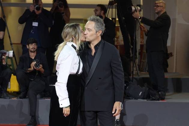 Filming Italy Venice Award red carpet in Venice Lido - 31 Aug 2025 Francesca Barra (l) and Claudio Santamaria (r) attend the red carpet of Filming Italy Venice Award at 82nd Venice Film Festival at Palazzo del Cinema. Venice Lido Italy Copyright: xMarioxCartellix xSOPAxImagesx _DSC4922