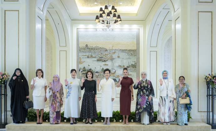 Bilder des Jahres 2025, News September 09 News Themen der Woche KW36 (250901) -- TIANJIN, Sept. 1, 2025 -- Peng Liyuan, wife of Chinese President Xi Jinping, poses for a group photo with guests in Tianjin, north China, Sept. 1, 2025. Peng on Monday afternoon invited spouses of foreign leaders attending the Shanghai Cooperation Organization (SCO) Summit 2025 to a tour on the Haihe River that winds through the port city of Tianjin. ) (SCO Tianjin Summit) CHINA-TIANJIN-PENG LIYUAN-SPOUSES OF FOREIGN LEADERS-HAIHE RIVER-TOUR (CN) ZhaixJianlan 
