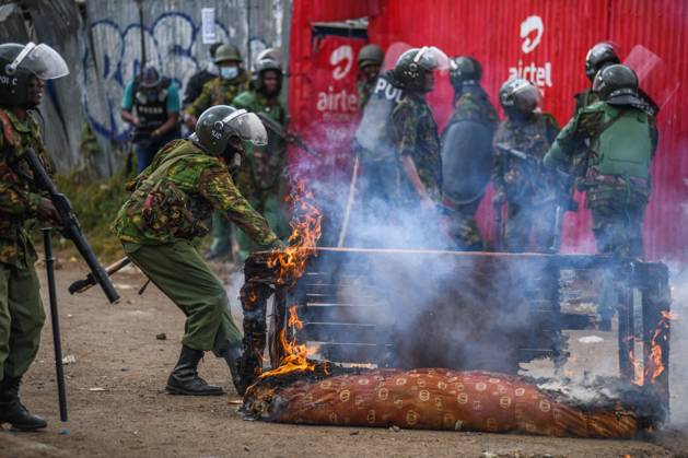 Demonstration against high cost of living in Kenyan capital Nairobi NAIROBI, KENYA - JULY 19: Police try to extinguish a sofa on fire during demonstration held against the rising cost of living, in Nairobi, Kenya on July 19, 2023. Police used tear gas against the demonstrators. Nayrobi Kenya. Editorial use only. Please get in touch for any other usage.  Copyright: x2025xAnadoluxGeraldxAndersonx