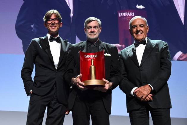 Bilder des Jahres 2025, Entertainment 09 September Entertainment Themen der Woche KW36 Venice, Italy: Venice, 82nd Venice International Film Festival 2025 - Evening 7 - Campari Passion for Film Award to Gus Van Sant. Pictured: Gus Van Sant, Alberto Ponchio, and Alberto Barbera Venice Italy  - ZUMAp169 20250902_zea_p169_2330 Copyright: xSimonexComi PoolxxEventsx06x