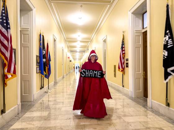 Bilder des Jahres 2025, News September 09 News Themen der Woche KW36 September 2, 2025, Washington, District Of Columbia, USA: Women dressed in the red cloak and white bonnet of ’The Handmaiden s Tale lobby Congress to vote for and then release the Epstein files. Washington USA - ZUMAd155 20250902_znp_d155_001 Copyright: xSuexDorfmanx