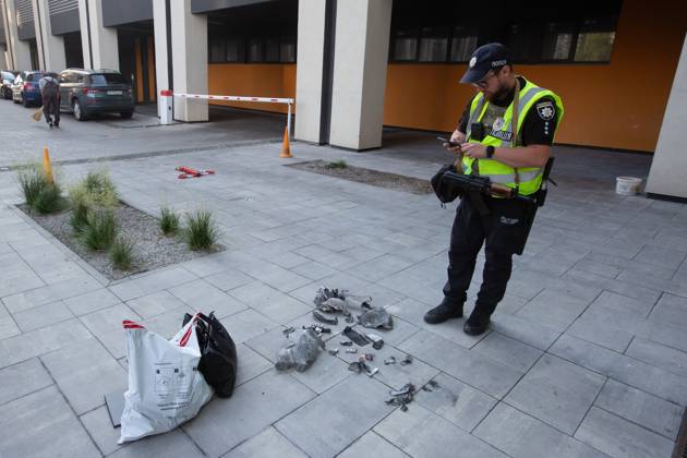 Russian drone attack in residential building of Kyiv KYIV, UKRAINE - JULY 13: A Ukrainian police officer inspects the fragments in front of the damaged residential building after Russian drone attack in Kyiv, Ukraine amid Russia-Ukraine war on July 13, 2023. Ukraine World. Editorial use only. Please get in touch for any other usage. Copyright: x2025xAnadoluxOleksiixChumachenkox