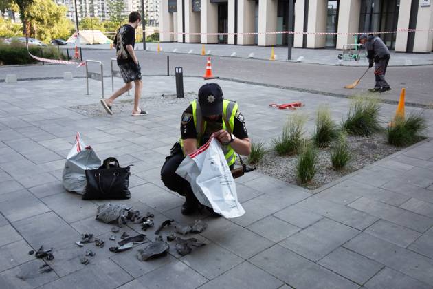 Russian drone attack in residential building of Kyiv KYIV, UKRAINE - JULY 13: A Ukrainian police officer inspects the fragments in front of the damaged residential building after Russian drone attack in Kyiv, Ukraine amid Russia-Ukraine war on July 13, 2023. Ukraine World. Editorial use only. Please get in touch for any other usage. Copyright: x2025xAnadoluxOleksiixChumachenkox