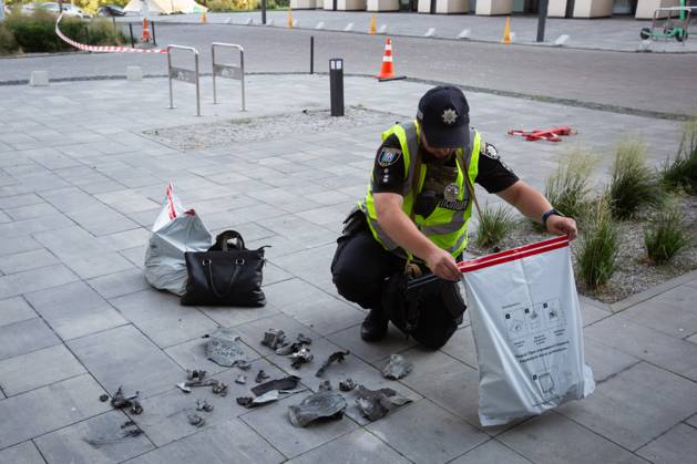 Russian drone attack in residential building of Kyiv KYIV, UKRAINE - JULY 13: A Ukrainian police officer inspects the fragments in front of the damaged residential building after Russian drone attack in Kyiv, Ukraine amid Russia-Ukraine war on July 13, 2023. Ukraine World. Editorial use only. Please get in touch for any other usage. Copyright: x2025xAnadoluxOleksiixChumachenkox