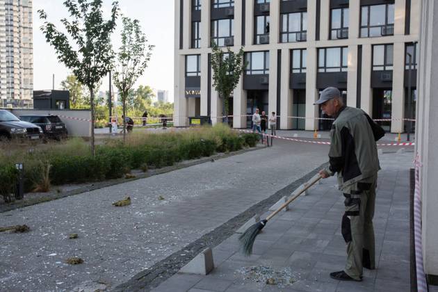 Russian drone attack in residential building of Kyiv KYIV, UKRAINE - JULY 13: A man cleans the area of a residential building damaged by a Russian drone attack in Kyiv, Ukraine amid Russia-Ukraine war on July 13, 2023. Ukraine World. Editorial use only. Please get in touch for any other usage. Copyright: x2025xAnadoluxOleksiixChumachenkox