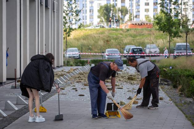 Russian drone attack in residential building of Kyiv KYIV, UKRAINE - JULY 13: Citizens and workers clean the area of a residential building damaged by a Russian drone attack in Kyiv, Ukraine amid Russia-Ukraine war on July 13, 2023. Ukraine World. Editorial use only. Please get in touch for any other usage. Copyright: x2025xAnadoluxOleksiixChumachenkox