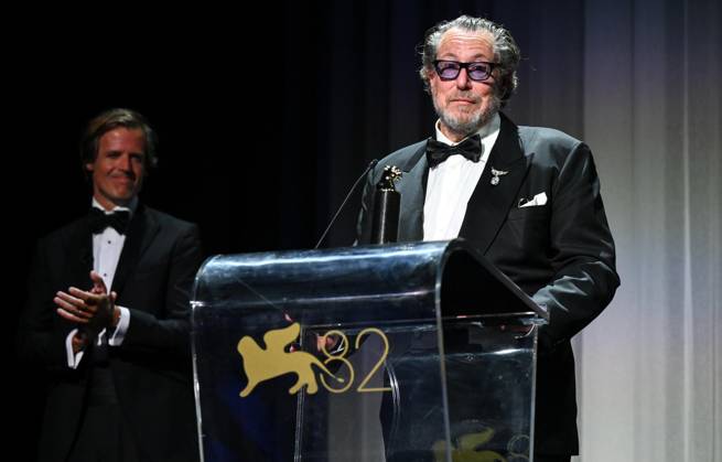 Filmfestspiele in Venedig, die Highlights September 3, 2025, Venice, Italy: US filmmaker Julian Schnabel delivers a speech after he received the Cartier Glory to The Filmmaker Award , before the screening of his movie In the hand of Dante during the 82nd Venice Film Festival in Venice, Italy, 03 September 2025. The movie is presented out of competition at the festival running from 27 August to 06 September 2025. ANSA ETTORE FERRARI Venice Italy  - ZUMAa110 20250903_zaf_a110_053 Copyright: xEttorexFerrarix