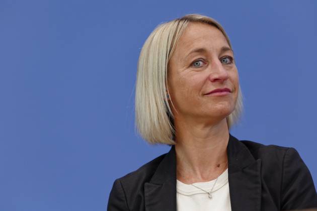 Digital-Expertenkommission Kinder- und Jugendschutz 2025-09-04 Deutschland, Berlin Die Bundesbildungsministerin und Bundesministerin für Familie, Senioren, Frauen und Jugend stellt die vor ihr ins Leben gerufene Expertenkommission Kinder- und Jugendschutz in der digitalen Welt vor. Im Bild Nadine Schön, Co-Vorsitzende der Expertenkommission Kinder- und Jugendschutz in der digitalen Welt.