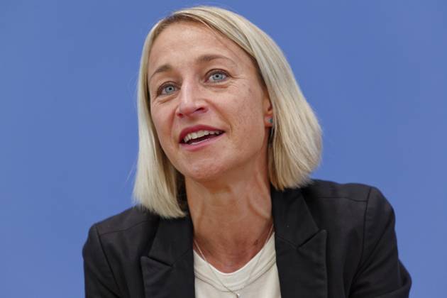 Digital-Expertenkommission Kinder- und Jugendschutz 2025-09-04 Deutschland, Berlin Die Bundesbildungsministerin und Bundesministerin für Familie, Senioren, Frauen und Jugend stellt die vor ihr ins Leben gerufene Expertenkommission Kinder- und Jugendschutz in der digitalen Welt vor. Im Bild Nadine Schön, Co-Vorsitzende der Expertenkommission Kinder- und Jugendschutz in der digitalen Welt.