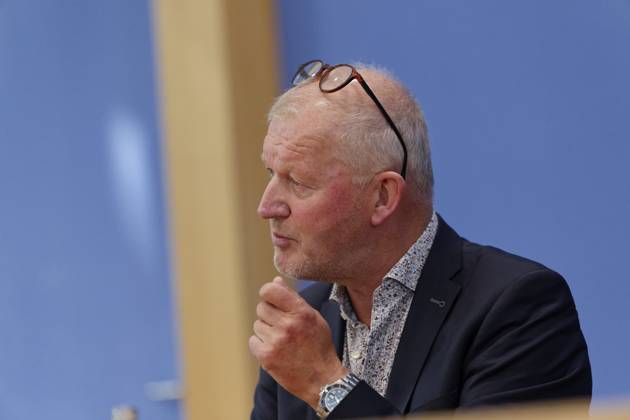 Digital-Expertenkommission Kinder- und Jugendschutz 2025-09-04 Deutschland, Berlin Die Bundesbildungsministerin und Bundesministerin für Familie, Senioren, Frauen und Jugend stellt die vor ihr ins Leben gerufene Expertenkommission Kinder- und Jugendschutz in der digitalen Welt vor. Im Bild Prof. Dr. Olaf Köller, Co-Vorsitzender der Expertenkommission Kinder- und Jugendschutz in der digitalen Welt.