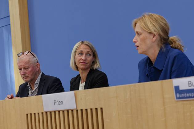 Digital-Expertenkommission Kinder- und Jugendschutz 2025-09-04 Deutschland, Berlin Karin Prien (CDU), Bundesbildungsministerin und Bundesministerin für Familie, Senioren, Frauen und Jugend, stellt die vor ihr ins Leben gerufene Expertenkommission Kinder- und Jugendschutz in der digitalen Welt vor. An ihrer Seite Nadine Schön, Co-Vorsitzende der Expertenkommission Kinder- und Jugendschutz in der digitalen Welt, und Prof. Dr. Olaf Köller, Co-Vorsitzender der Expertenkommission Kinder- und Jugendschutz in der digitalen Welt.