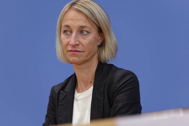 Digital-Expertenkommission Kinder- und Jugendschutz 2025-09-04 Deutschland, Berlin Die Bundesbildungsministerin und Bundesministerin für Familie, Senioren, Frauen und Jugend stellt die vor ihr ins Leben gerufene Expertenkommission Kinder- und Jugendschutz in der digitalen Welt vor. Im Bild Nadine Schön, Co-Vorsitzende der Expertenkommission Kinder- und Jugendschutz in der digitalen Welt.
