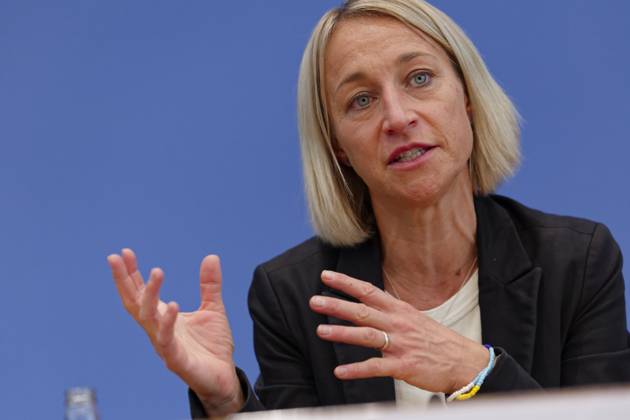 Digital-Expertenkommission Kinder- und Jugendschutz 2025-09-04 Deutschland, Berlin Die Bundesbildungsministerin und Bundesministerin für Familie, Senioren, Frauen und Jugend stellt die vor ihr ins Leben gerufene Expertenkommission Kinder- und Jugendschutz in der digitalen Welt vor. Im Bild Nadine Schön, Co-Vorsitzende der Expertenkommission Kinder- und Jugendschutz in der digitalen Welt.