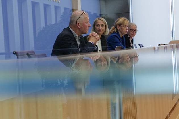 Digital-Expertenkommission Kinder- und Jugendschutz 2025-09-04 Deutschland, Berlin Karin Prien (CDU), Bundesbildungsministerin und Bundesministerin für Familie, Senioren, Frauen und Jugend, stellt die vor ihr ins Leben gerufene Expertenkommission Kinder- und Jugendschutz in der digitalen Welt vor. An ihrer Seite Nadine Schön, Co-Vorsitzende der Expertenkommission Kinder- und Jugendschutz in der digitalen Welt, und Prof. Dr. Olaf Köller, Co-Vorsitzender der Expertenkommission Kinder- und Jugendschutz in der digitalen Welt.