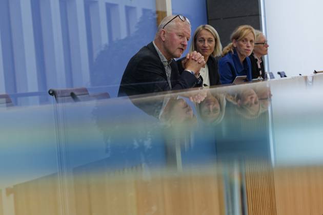 Digital-Expertenkommission Kinder- und Jugendschutz 2025-09-04 Deutschland, Berlin Karin Prien (CDU), Bundesbildungsministerin und Bundesministerin für Familie, Senioren, Frauen und Jugend, stellt die vor ihr ins Leben gerufene Expertenkommission Kinder- und Jugendschutz in der digitalen Welt vor. An ihrer Seite Nadine Schön, Co-Vorsitzende der Expertenkommission Kinder- und Jugendschutz in der digitalen Welt, und Prof. Dr. Olaf Köller, Co-Vorsitzender der Expertenkommission Kinder- und Jugendschutz in der digitalen Welt.