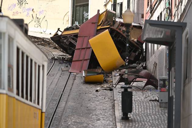 Bilder des Jahres 2025, News September 09 Tram derails In Lisbon killing 17 and injuring 20 people LISBON, PORTUGAL - SEPTEMBER 04: Rescuers and firefighters operate at the scene after the Gloria funicular cable railway derailed in Lisbon, Portugal, 04 September 2025. At least 17 died in the derailment, with emergency services reporting that 20 were injured and others are still trapped at the scene. Zed Jameson Anadolu Lisbon Portugal. Editorial use only. Please get in touch for any other usage.  Copyright: x2025xAnadoluxZedxJamesonx
