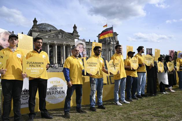 Bilder des Jahres 2025, News September 09 News Themen der Woche KW36 People gather in Berlin to highlight the situation of children in war zone BERLIN, GERMANY - SEPTEMBER 04: People gather in front of the German Federal Parliament building to highlight the situation of children in war zone on September 04, 2025 in Berlin, Germany. Halil Sagirkaya Anadolu Berlin Germany. Editorial use only. Please get in touch for any other usage.  Copyright: x2025xAnadoluxHalilxSagirkayax