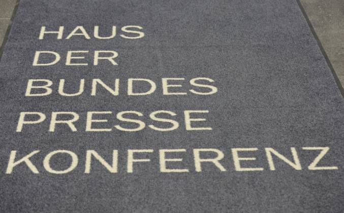 Deutschland, Berlin, Bundespressekonferenz, Thema: Zu den Ergebnissen der Bereinigungssitzung des Haushaltsausschusses zum Bundeshaushalt 2025 (AfD)