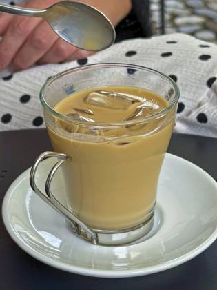 IMAGO Creative, Food, Trend, Iced Coffee 03.09.2025, Radovljica, Slowenien, (Radmannsdorf) ist eine Kleinstadt der Region Gorenjska nahe der Stadt Bled. In einem Cafe gibt es geeisten Espresso. (Iced Coffee) 03.09.2025, Bled 03.09.2025, Bled