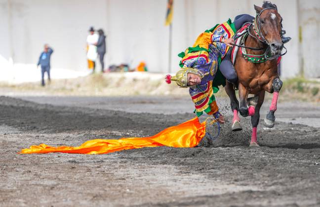 Bilder des Jahres 2025, News September 09 News Themen der Woche KW36 News Bilder des Tages (250905) -- NAGQU, Sept. 5, 2025 -- A rider performs an equestrian show at the opening ceremony of the 2025 edition of a traditional horse racing festival in Nagqu, southwest China s Xizang Autonomous Region, Sept. 5, 2025. The three-day festival, a traditional event on the northern Tibetan Plateau, kicked off in Nagqu on Friday. The festival features sports competitions, art performances, and cultural tourism activities, drawing large crowds of locals and visitors. ) (InXizang)CHINA-XIZANG-NAGQU-HORSE RACING FESTIVAL (CN) TenzinxNyida