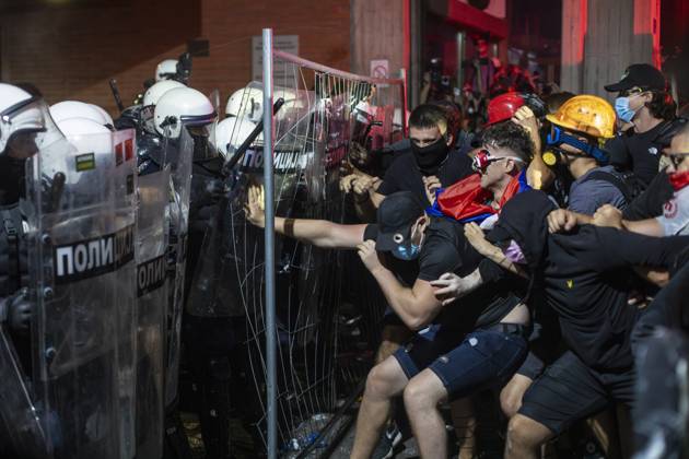 Bilder des Jahres 2025, News September 09 News Themen der Woche KW36 Clashes With Police In Front Of Faculty Of Philosophy In Novi Sad Protesters attempt to enter the Faculty of Philosophy building as police officers stand guard in Novi Sad, Serbia, on September 5, 2025. Novi Sad Vojvodina Serbia  Copyright: xMaximxKonankovx originalFilename: konankov-clashesw250905_npUmg.jpg