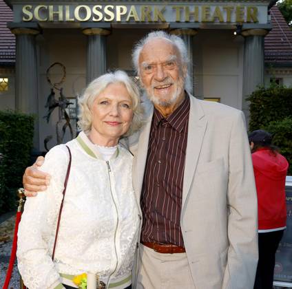Rita Feldmeier mit Ehemann Achim Wolff bei der Premiere Der eingebildet Kranke und 90. Geburtstag von Dieter Hallervorden im Schloßpark Theater Berlin.