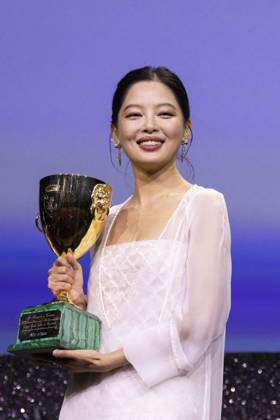 Closing Ceremony - The 82nd Venice International Film Festival VENICE, ITALY - SEPTEMBER 06: Xin Zhilei receives the Coppa Volpi for Best Actress for The Sun Rises on Us All at the closing ceremony during the 82nd Venice International Film Festival on September 06, 2025 in Venice, Italy. Primo Barol Anadolu Venice Italy. Editorial use only. Please get in touch for any other usage.  Copyright: x2025xAnadoluxPrimoxBarolx