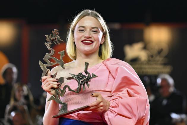 September 6, 2025, Venice, ITALY: Swiss actor Luna Wedler holds the Marcello Mastroianni Award for Best New Young Actor for his performance in the movie Silent Friend during the closing ceremony of the 82nd annual Venice International Film Festival, in Venice, Italy, 06 September 2025. The 82nd edition of the festival runs from 27 August to 06 September 2025. ANSA ETTORE FERRARI. Venice ITALY  - ZUMAa110 20250906_zaf_a110_081 Copyright: xEttorexFerrarix