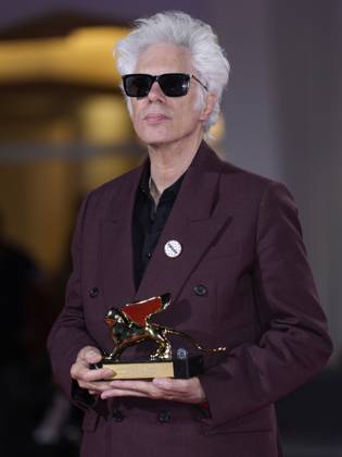 Foto IPP Daniele Cifala’ Venezia 06 09 2025 Patroness Photocall - The 81st Venice International Film Festival nella foto : Jim Jarmusch poses with the Golden Lion for Best Film for Father Mother Sister Brother during the winners photocall at the 82nd Venice International Film Festival on September 06, 2025 in Venice, Italy. Italy Photo Press - World Copyright