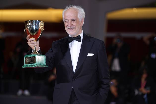 Foto IPP Daniele Cifala’ Venezia 06 09 2025 Patroness Photocall - The 81st Venice International Film Festival nella foto : Toni Servillo poses with the Coppa Volpi for Best Actor for La Grazia during the winners photocall at the 82nd Venice International Film Festival on September 06, 2025 in Venice, Italy. Italy Photo Press - World Copyright