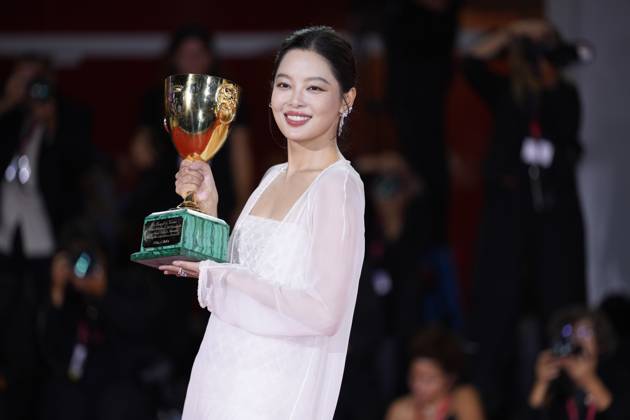 Foto IPP Daniele Cifala’ Venezia 06 09 2025 Patroness Photocall - The 81st Venice International Film Festival nella foto : Xin Zhilei poses with the Coppa Volpi for Best Actress for The Sun Rises on Us All during the winners photocall at the 82nd Venice International Film Festival on September 06, 2025 in Venice, Italy. Italy Photo Press - World Copyright
