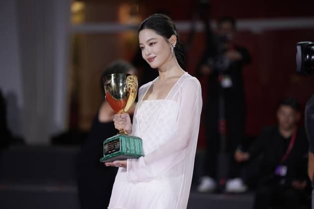 Foto IPP Daniele Cifala’ Venezia 06 09 2025 Patroness Photocall - The 81st Venice International Film Festival nella foto : Xin Zhilei poses with the Coppa Volpi for Best Actress for The Sun Rises on Us All during the winners photocall at the 82nd Venice International Film Festival on September 06, 2025 in Venice, Italy. Italy Photo Press - World Copyright