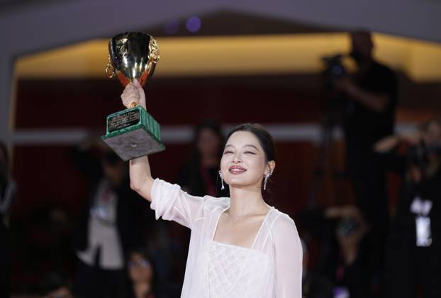 Foto IPP Daniele Cifala’ Venezia 06 09 2025 Patroness Photocall - The 81st Venice International Film Festival nella foto : Xin Zhilei poses with the Coppa Volpi for Best Actress for The Sun Rises on Us All during the winners photocall at the 82nd Venice International Film Festival on September 06, 2025 in Venice, Italy. Italy Photo Press - World Copyright