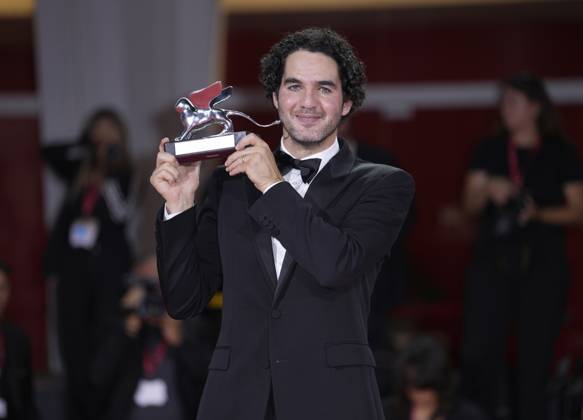 Foto IPP Daniele Cifala’ Venezia 06 09 2025 Patroness Photocall - The 81st Venice International Film Festival nella foto : Benny Safdie poses with the Silver Lion for Best Director for The Smashing Machine during the winners photocall at the 82nd Venice International Film Festival on September 06, 2025 in Venice, Italy. Italy Photo Press - World Copyright