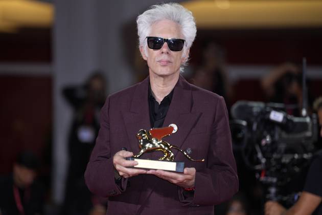 Foto IPP Daniele Cifala’ Venezia 06 09 2025 Patroness Photocall - The 81st Venice International Film Festival nella foto : Jim Jarmusch poses with the Golden Lion for Best Film for Father Mother Sister Brother during the winners photocall at the 82nd Venice International Film Festival on September 06, 2025 in Venice, Italy. Italy Photo Press - World Copyright