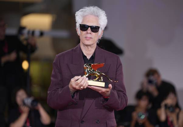 Foto IPP Daniele Cifala’ Venezia 06 09 2025 Patroness Photocall - The 81st Venice International Film Festival nella foto : Jim Jarmusch poses with the Golden Lion for Best Film for Father Mother Sister Brother during the winners photocall at the 82nd Venice International Film Festival on September 06, 2025 in Venice, Italy. Italy Photo Press - World Copyright